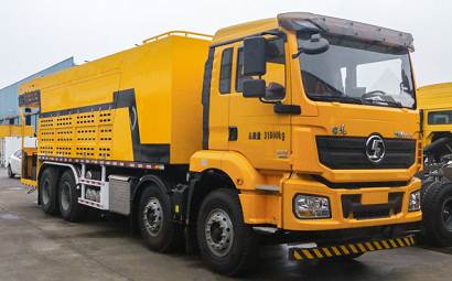 How does the slurry sealing truck perform construction?